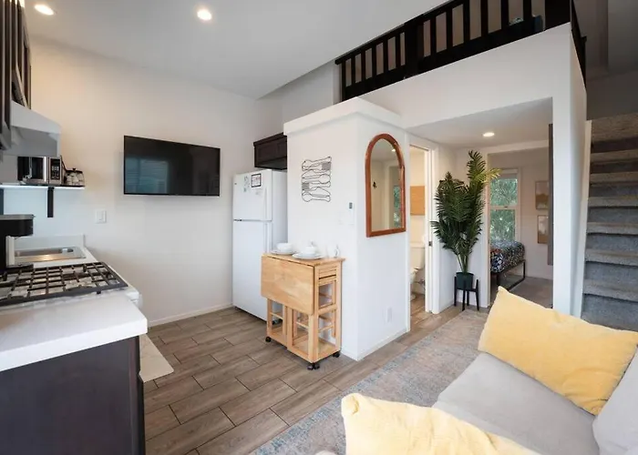 Coastal Tiny House 2 Queen Beds Low Loft