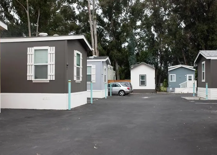 Coastal Tiny House 2 Queen Beds Low Loft